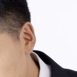 【男性心理】耳たぶを触る仕草が示すサインの意味と対応方法。